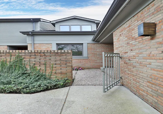Listing Photo 1 - Condo for sale in building located at 6466 Strathaven Ct E, Worthington, OH 43085 - Unit #3D