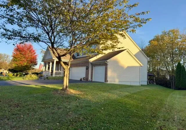 Photo 3 of Single family home for sale at 327 Pagoda Ct, Pickerington, OH 43147 | MLS# 226039470 | Listing updated on 2026-10-26