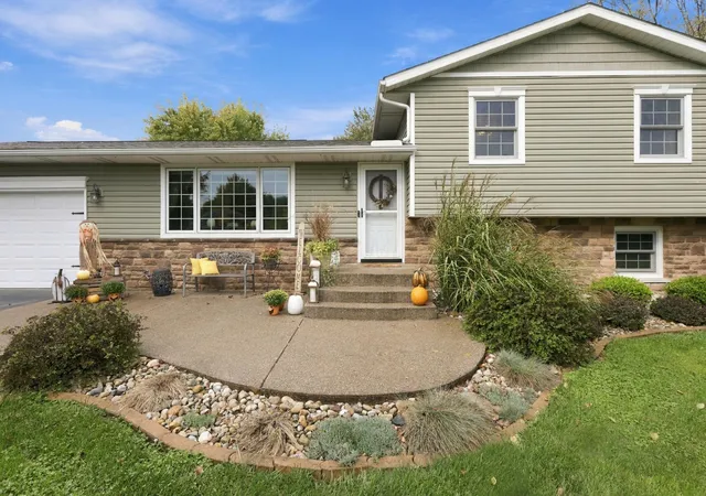 Photo 2 of Single family home for sale at 6885 Castlewood Dr NW, Carroll, OH 43112 | MLS# 226039525 | Listing updated on 2026-10-26