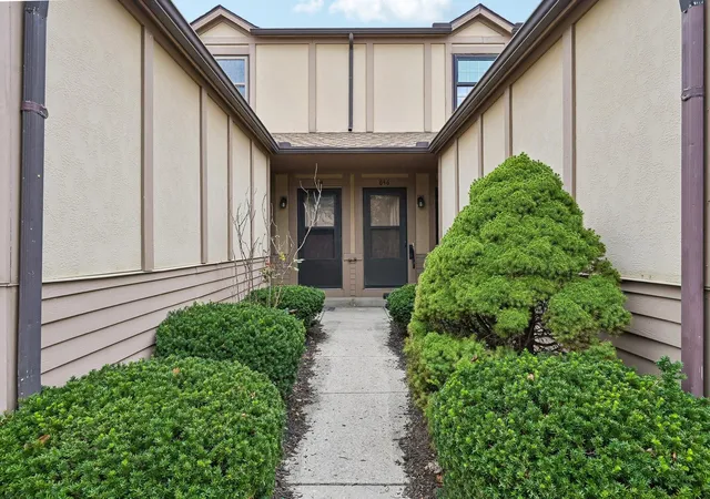 Listing Photo 1 - Condo for sale in building located at 644 Alta Vw Ct, Worthington, OH 43085 - Unit #52