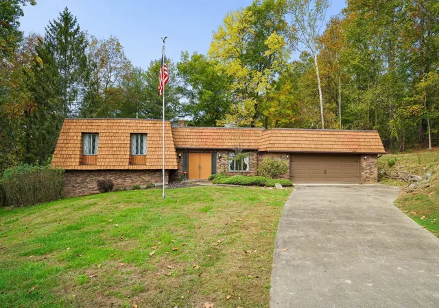 Photo 1 of Single family home for sale at 5220 Hampton Ct, Zanesville, OH 43701 | MLS# 226039671 | Listing updated on 2026-10-28