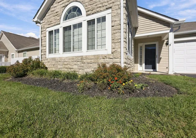 Listing Photo 2 - Condo for sale in building located at 963 Governors Cir, Lancaster, OH 43130