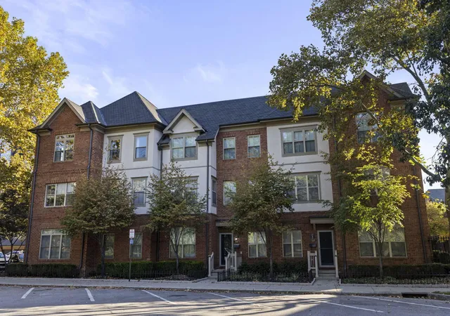 Listing Photo 2 - Condo for sale in building located at 672 Park St, Columbus, OH 43215