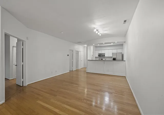 Listing Photo 4 - Condo for sale in building located at 672 Park St, Columbus, OH 43215