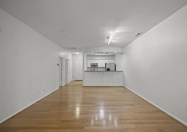 Listing Photo 5 - Condo for sale in building located at 672 Park St, Columbus, OH 43215