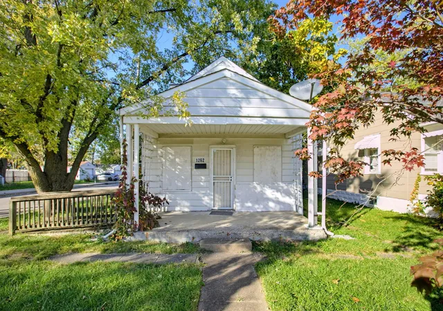 Photo 2 of Single family home for sale at 1262 Manchester Ave, Columbus, OH 43211 | MLS# 226040445 | Listing updated on 2026-10-23