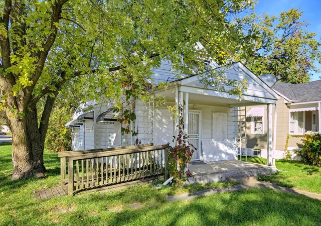 Photo 3 of Single family home for sale at 1262 Manchester Ave, Columbus, OH 43211 | MLS# 226040445 | Listing updated on 2026-10-23