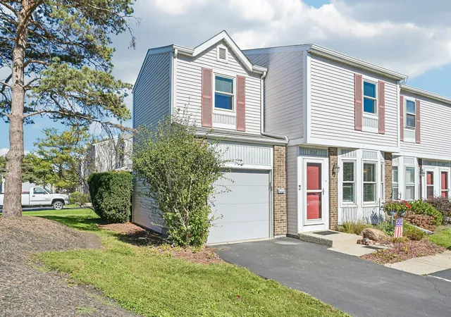 Listing Photo 1 - Condo for sale in building located at 936 Worthington Woods Blvd, Columbus, OH 43085 - Unit #