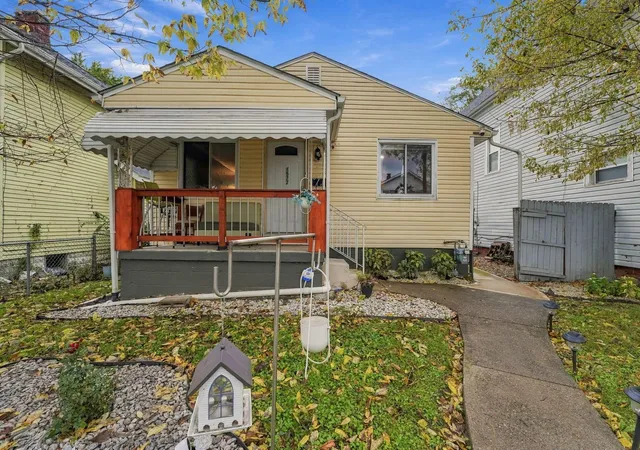 Photo 2 of Single family home for sale at 1572 Myrtle Ave, Columbus, OH 43211 | MLS# 226039753 | Listing updated on 2026-10-29