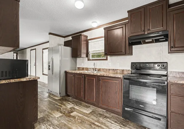 Photo 4 of Single family home for sale at 176 Parklawn Dr, Circleville, OH 43113 | MLS# 226039850 | Listing updated on 2026-10-26