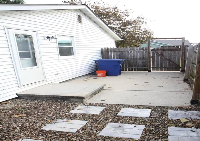Photo 2 of Single family home for sale at 579 Executive Blvd, Delaware, OH 43015 | MLS# 226039787 | Listing updated on 2026-10-27