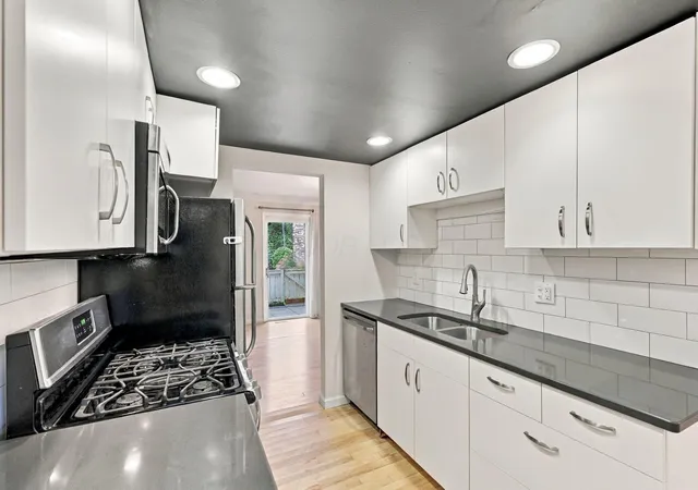 Listing Photo 1 - Condo for sale in building located at 2545 Scioto Vw Ln, Columbus, OH 43221 - Unit #