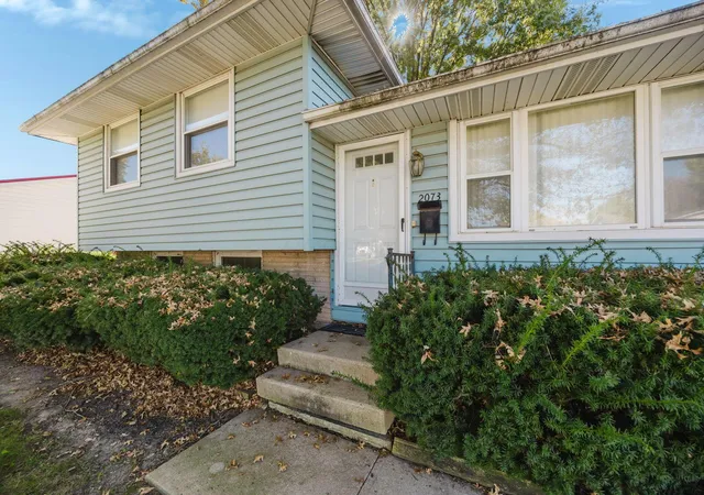 Photo 2 of Sale Pending at 2073 Tupsfield Rd, Columbus, OH 43229 | MLS# 226040421 | Listing updated on 2026-10-26