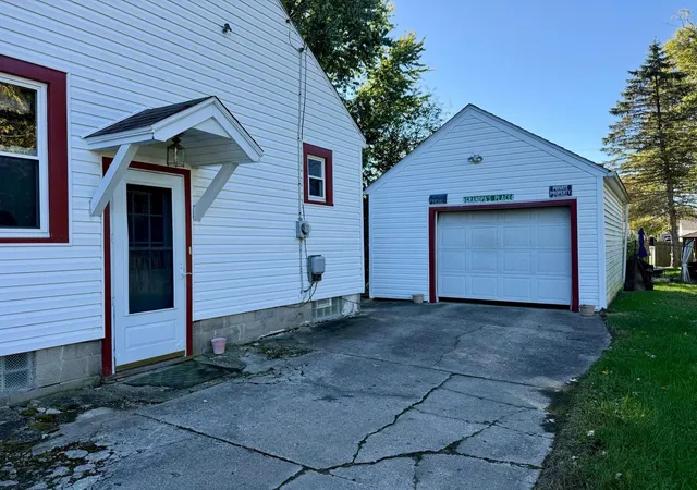 Photo 2 of Single family home for sale at 237 Hickory Dr, Springfield, OH 45503 | MLS# 226039839 | Listing updated on 2026-10-21