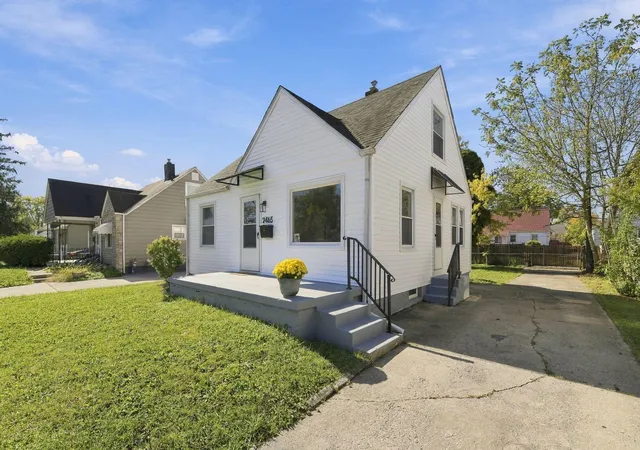 Photo 1 of Single family home for sale at 2465 Hamilton Ave, Columbus, OH 43211 | MLS# 226040027 | Listing updated on 2026-10-22