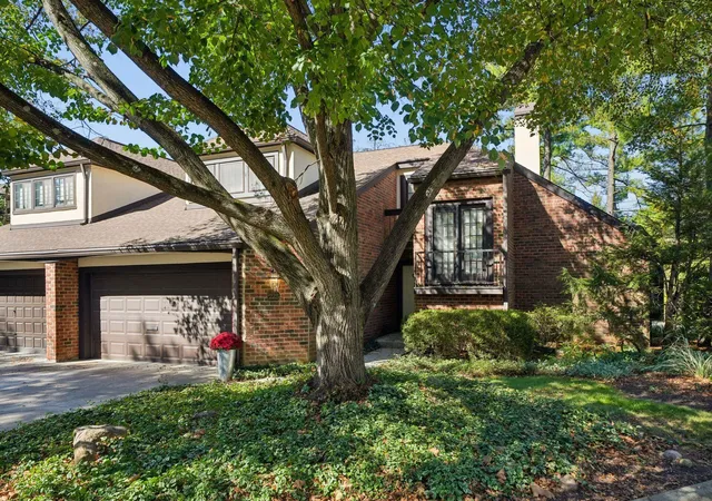 Listing Photo 1 - Condo for sale in building located at 225 Saint Pierre St, Worthington, OH 43085