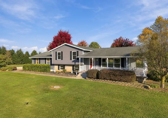 Photo 2 of Single family home for sale at 3305 E Peterson Rd, Troy, OH 45373 | MLS# 226039943 | Listing updated on 2026-10-28