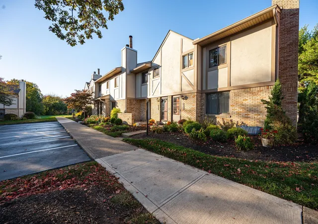 Listing Photo 1 - Condo for sale in building located at 1950 Rockdale Dr, Columbus, OH 43229 - Unit #59
