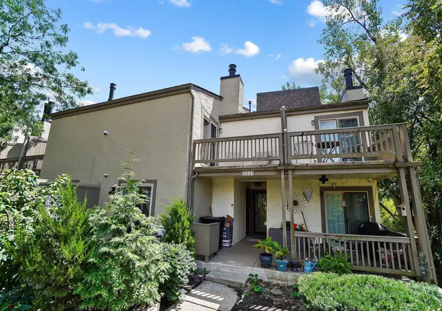 Listing Photo 2 - Condo for sale in building located at 1295 Lake Shore Dr, Columbus, OH 43204 - Unit #206