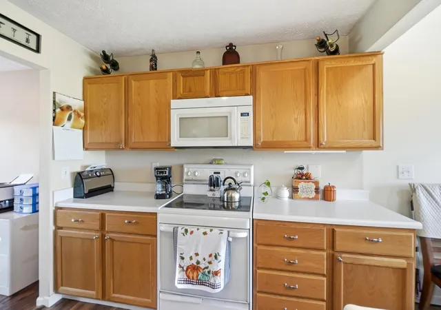 Photo 4 of Single family home for sale at 956 Portlock Dr, Columbus, OH 43228 | MLS# 226040042 | Listing updated on 2026-10-23