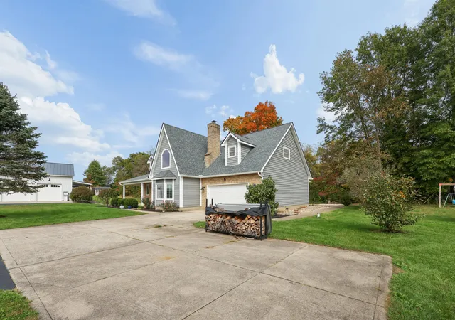 Photo 2 of Single family home for sale at 9385 Hill Rd NW, Pickerington, OH 43147 | MLS# 226040155 | Listing updated on 2026-10-28