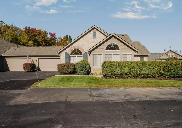Listing Photo 2 - Condo for sale in building located at 7280 Fls Vw Cir, Delaware, OH 43015