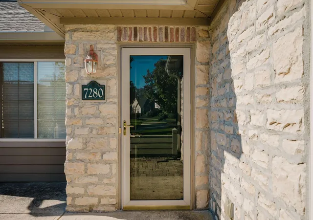 Listing Photo 3 - Condo for sale in building located at 7280 Fls Vw Cir, Delaware, OH 43015