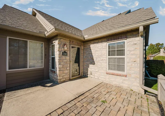 Listing Photo 4 - Condo for sale in building located at 7280 Fls Vw Cir, Delaware, OH 43015