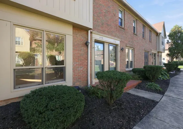 Listing Photo 1 - Condo for sale in building located at 1770 Colhasset Ln, Columbus, OH 43220 - Unit #