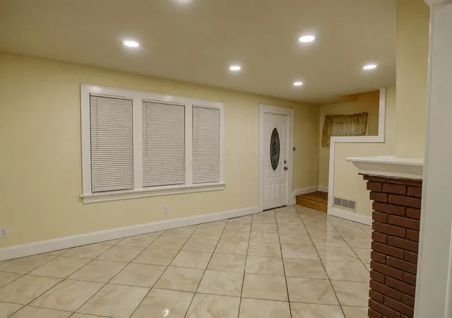 Photo 4 of Single family home for sale at 410 S Wayne Ave, Columbus, OH 43204 | MLS# 226040259 | Listing updated on 2026-10-31