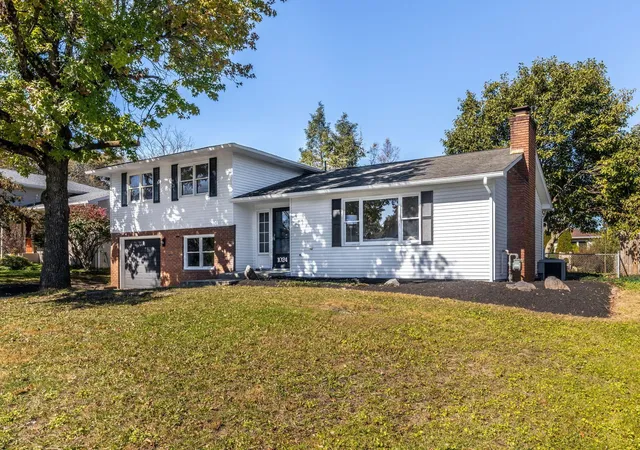 Photo 1 of Single family home for sale at 1024 Lansmere Ln, Columbus, OH 43220 | MLS# 226040368 | Listing updated on 2026-10-26