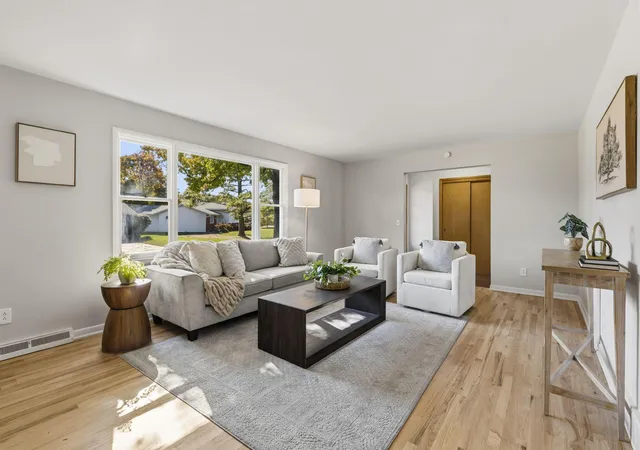 Photo 4 of Single family home for sale at 1024 Lansmere Ln, Columbus, OH 43220 | MLS# 226040368 | Listing updated on 2026-10-26