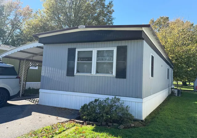 Photo 2 of Single family home for sale at 206 Rhode Is Rd, Elyria, OH 44035 | MLS# 226040417 | Listing updated on 2026-10-27