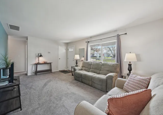 Photo 3 of Single family home for sale at 552 Fairholme Rd, Columbus, OH 43230 | MLS# 226040501 | Listing updated on 2026-10-31