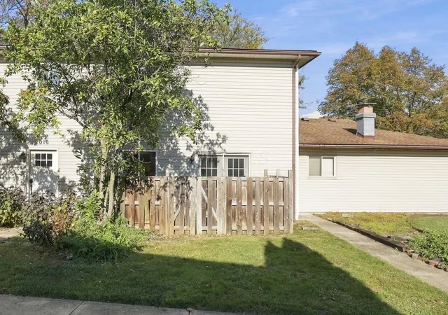 Listing Photo 5 - Condo for sale in building located at 2014 Burwell Dr, Columbus, OH 43209