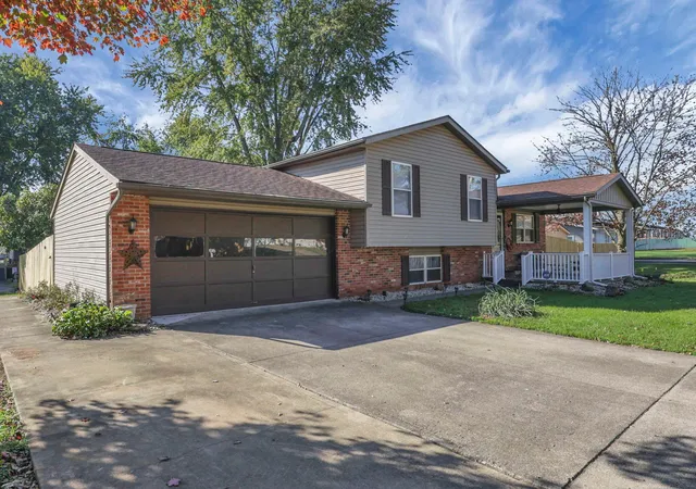 Photo 2 of Single family home for sale at 825 Terrace Dr, Heath, OH 43056 | MLS# 226040813 | Listing updated on 2026-10-27