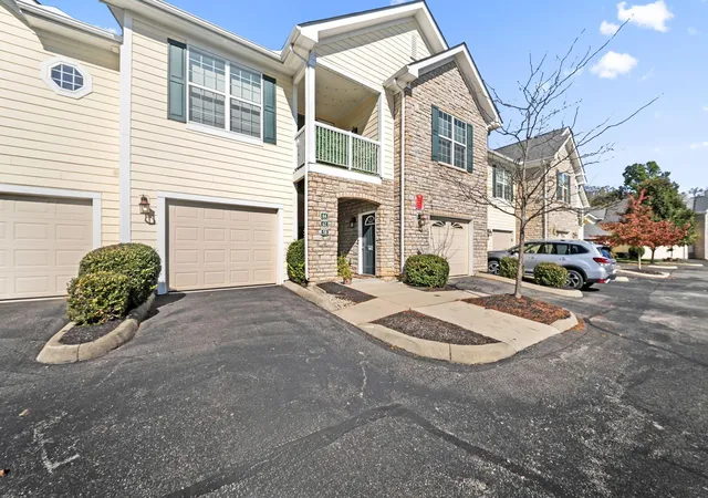 Listing Photo 2 - Condo for sale in building located at 64 Lakes At Cheshire Dr, Delaware, OH 43015
