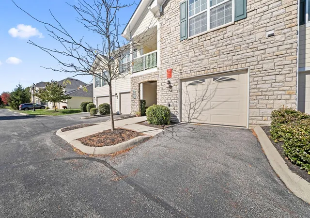 Listing Photo 5 - Condo for sale in building located at 64 Lakes At Cheshire Dr, Delaware, OH 43015