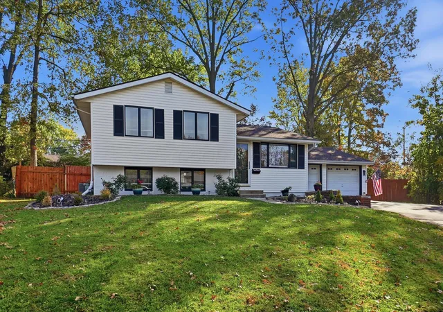 Photo 2 of Single family home for sale at 1556 Lexdale Dr, Reynoldsburg, OH 43068 | MLS# 226040967 | Listing updated on 2026-10-28