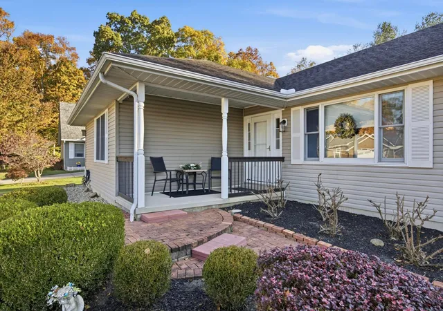 Photo 2 of Single family home for sale at 2282 Carper St, Lancaster, OH 43130 | MLS# 226040900 | Listing updated on 2026-10-28