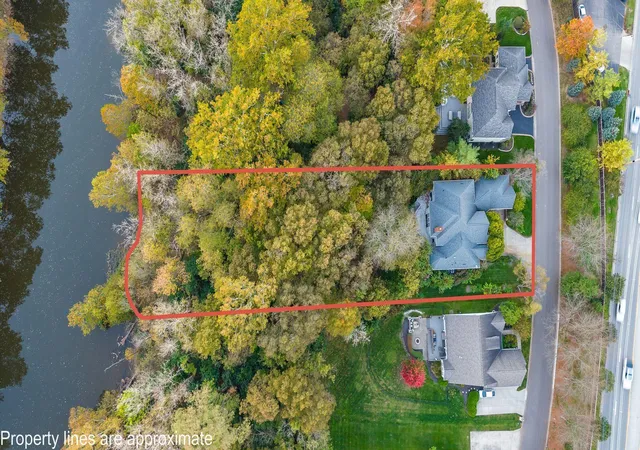 Photo 3 of Single family home for sale at 1877 Scioto Pointe Dr, Columbus, OH 43221 | MLS# 226040685 | Listing updated on 2026-10-26