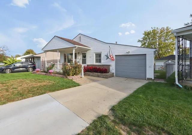 Photo 3 of Single family home for sale at 257 Fellows Ave, West Jefferson, OH 43162 | MLS# 226040928 | Listing updated on 2026-10-30