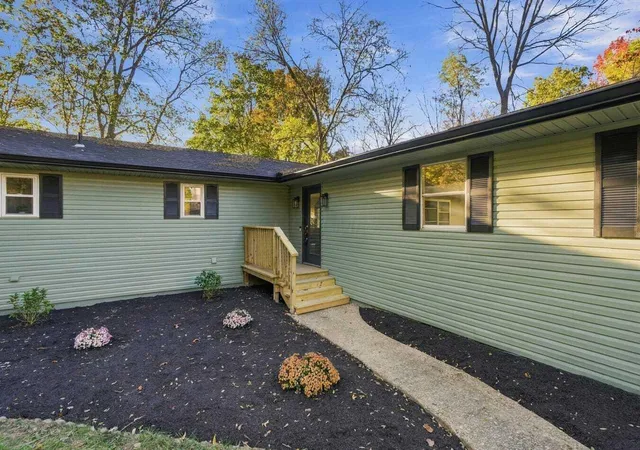 Photo 2 of Single family home for sale at 1069 Edgewood Dr, Chillicothe, OH 45601 | MLS# 226041088 | Listing updated on 2026-10-29
