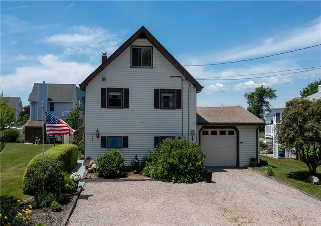 Photo 3 of Single family home for sale at 31 Cross Hl Dr, Narragansett, RI 02882 | MLS# 1416129 | Listing updated on 2026-09-09