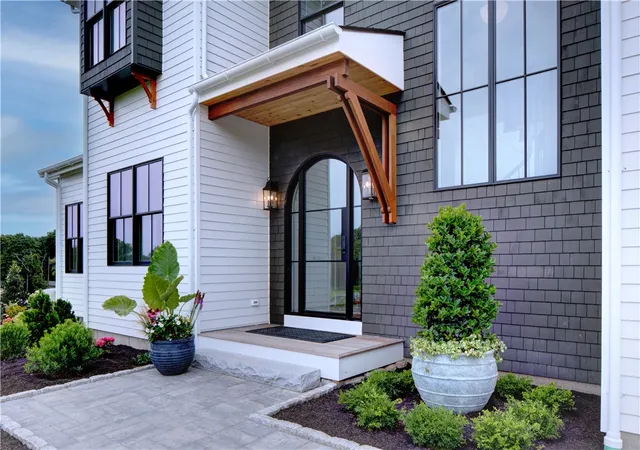 Photo 2 of Single family home for sale at 2 Stone Brg Dr, Middletown, RI 02842 | MLS# 1418723 | Listing updated on 2026-10-04