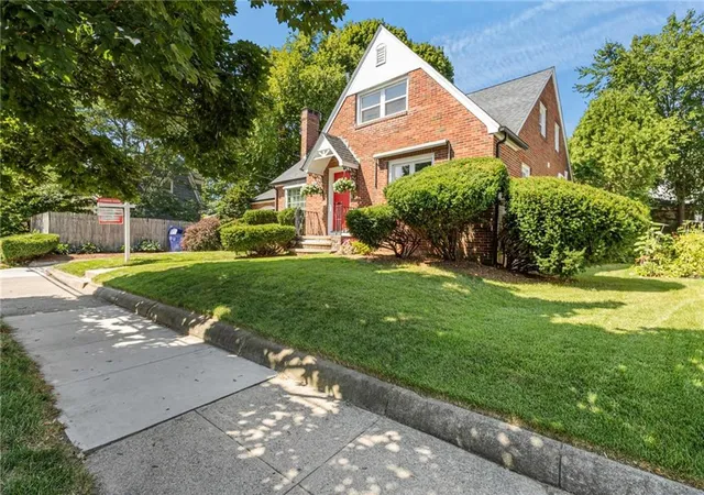 Photo 3 of Sale Pending at 254 Mount Pleasant Ave, Providence, RI 02908 | MLS# 1419186 | Listing updated on 2026-10-07