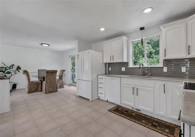 Photo 3 of Sale Pending at 6 Fleuette Dr, Bellingham, MA 02019 | MLS# 1419728 | Listing updated on 2026-10-03