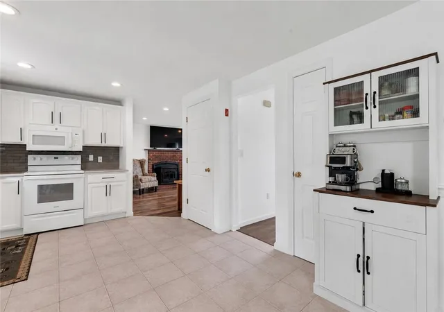 Photo 4 of Sale Pending at 6 Fleuette Dr, Bellingham, MA 02019 | MLS# 1419728 | Listing updated on 2026-10-03