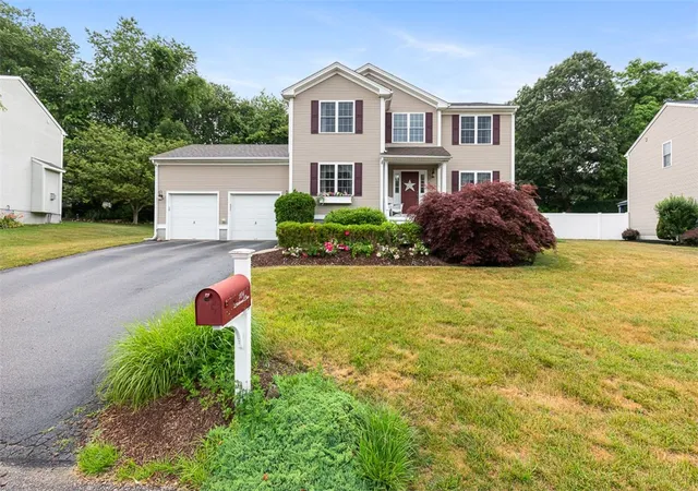 Photo 4 of Single family home for sale at 104 Birchwood Dr, Wakefield, RI 02879 | MLS# 1419937 | Listing updated on 2026-09-06