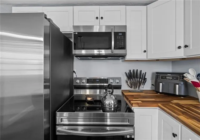 Photo 4 of Sale Pending at 19 Annette Ave, Pawtucket, RI 02861 | MLS# 1420257 | Listing updated on 2026-09-21